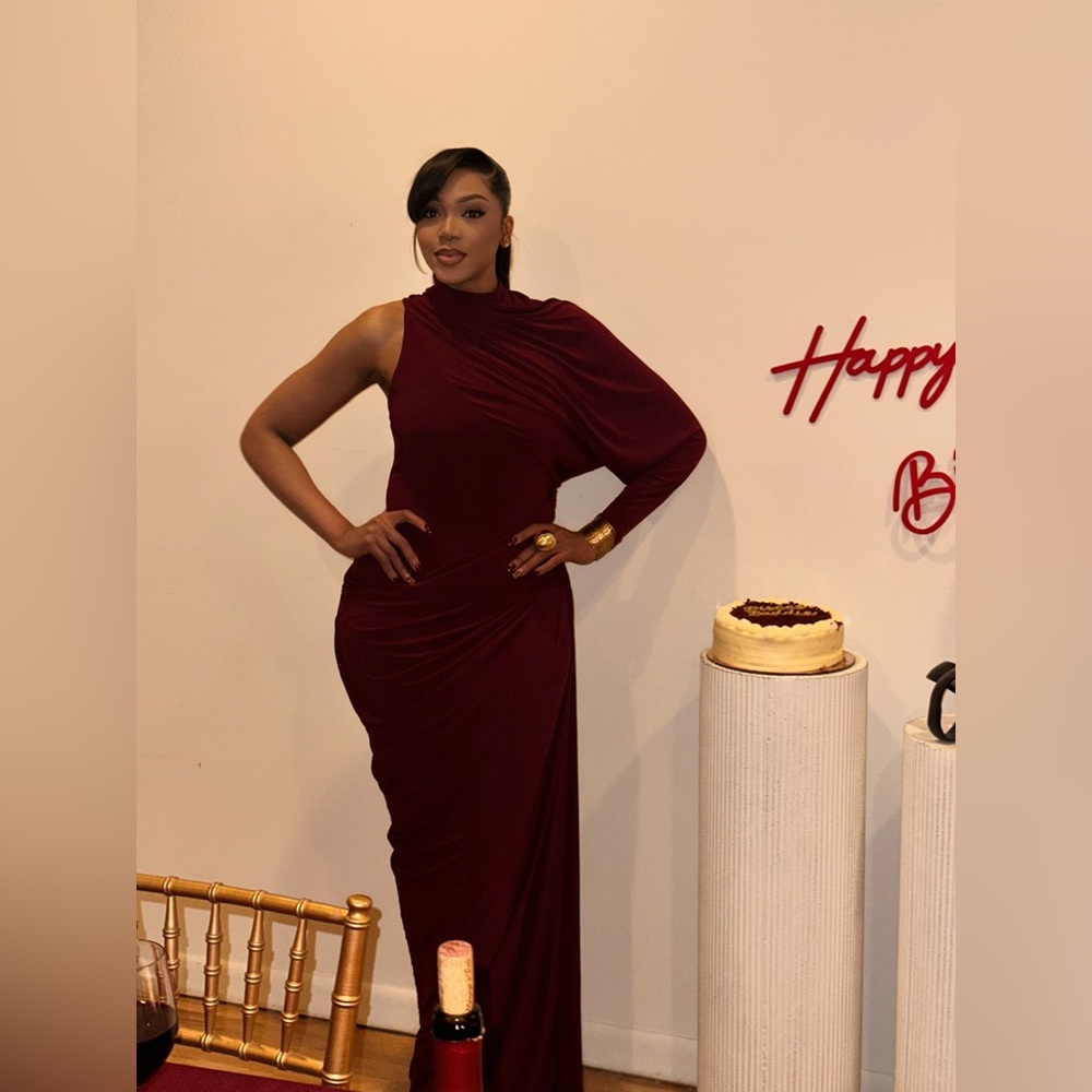 Elegant One-Shoulder Burgundy Evening Dress - Picture 6 of 7